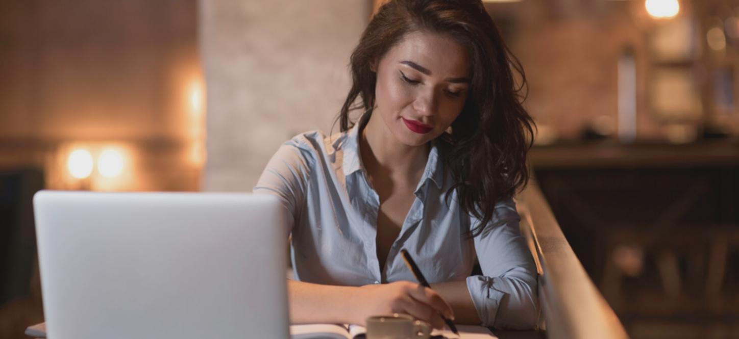 Espacio de trabajo organizado para planificación financiera